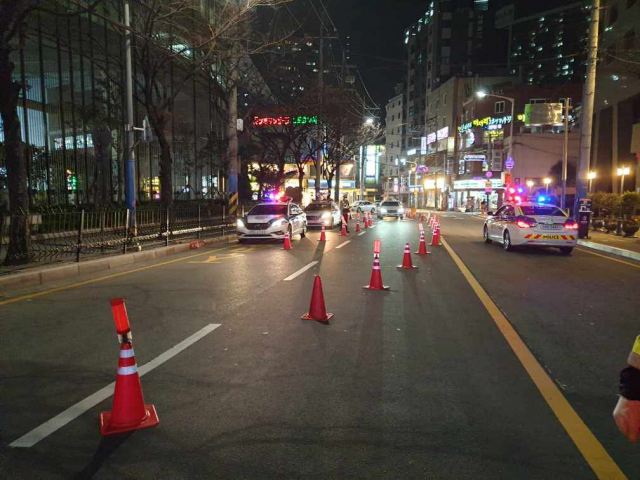 경찰이 지난 18일 부산의 한 도로에서 ‘S자 주행 음주 단속’을 실시하고 있다. 부산경찰청 제공