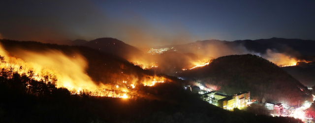 19일 오후 울산시 울주군 청량읍에서 산불이 강한 바람을 타고 계속해서 번지고 있다. 연합뉴스