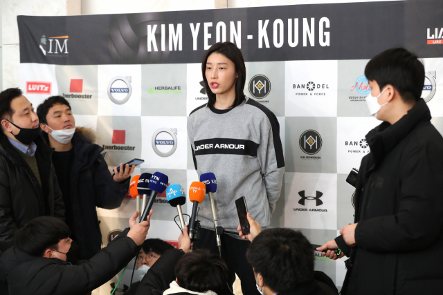 한국 여자배구대표팀 주장 김연경이 지난 2월 20일 인천국제공항 제1터미널에서 터키로 출국하기 전 인터뷰를 하고 있다. 연합뉴스