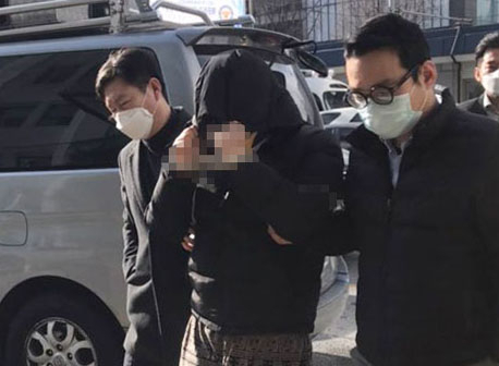 이른바 텔레그램 '박사방'을 운영하며 미성년자 등을 상대로 성 착취물을 제작하고 유포한 혐의를 받는 20대 피의자 A씨가 구속 전 피의자 심문(영장실질심사)을 마친 뒤 서울 종로경찰서 유치장으로 들어가고 있다. A씨는 '혐의를 인정하느냐', '피해자에게 하고 싶은 말이 있느냐' 등 취재진의 질문에 답변하지 않았다. 연합뉴스