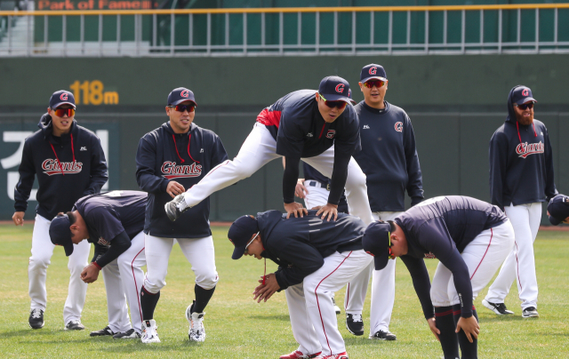 호주 전지훈련을 마치고 지난 17일 귀국한 롯데 자이언츠 선수단이 22일 오후 사직구장에서 귀국 후 훈련을 하고 있다. 윤민호 프리랜서 yunmino@