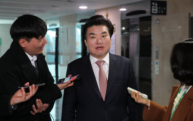 미래한국당 원유철 대표가 23일 국회에서 열리는 최고위원회 간담회에 참석하다 취재진 질문에 답하고 있다. 김종호 기자