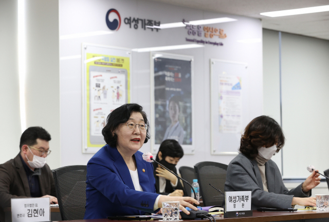 이정옥 여성가족부 장관이 24일 오후 정부서울청사에서 열린 ‘n번방’ 관련 긴급회의에서 발언하고 있다. 연합뉴스
