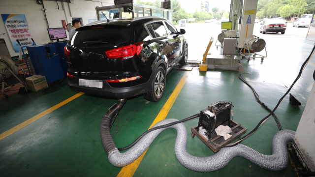 민간의 자동차검사소 중에서 부실검사를 한 20곳이 적발됐다. 사진은 한국교통안전공단의 검사소.(특정기사와 관련없음) 부산일보 DB