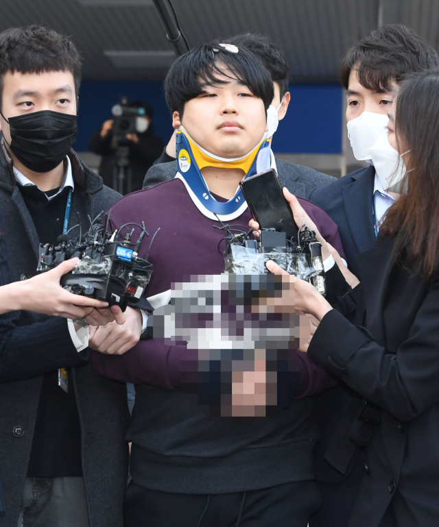 미성년자를 포함한 여성을 협박해 성 착취 불법 촬영물을 제작하고 유포한 텔레그램 '박사방' 운영자 조주빈이 지난 25일 오전 서울 종로경찰서에서 검찰로 송치되고 있다. 연합뉴스