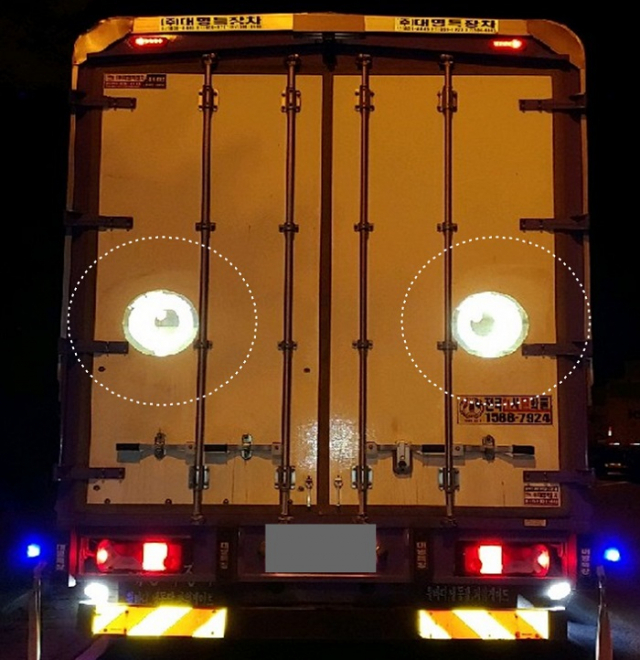 왕눈이 스티커를 붙이면 야간에는 전조등 빛을 200m 후방까지 반사시킨다. 도로공사 제공