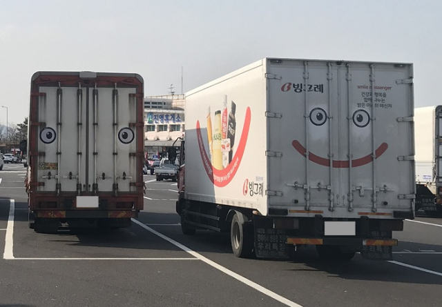 차량에 왕눈이 스티커를 붙인 모습.