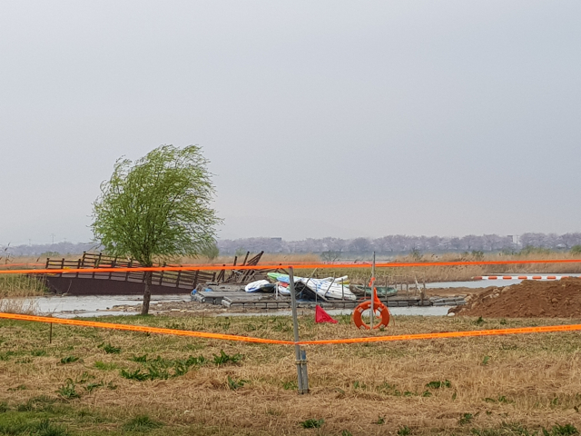 지난 18일 부산 사상구 삼락생태공원 내부 부전~마산 복선전철 공사장에서 발생한 지반침하 여파로 공원의 나무 데크가 폭삭 가라앉았다. 서유리 기자 yool@