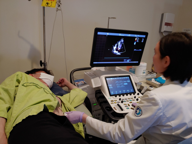 협심증이나 고혈압을 앓고 있으면 심부전 가능성이 아주 높다. 그래서 심부전을 ‘심장병의 종착역’이라고 부른다. 동아대병원 임경희 교수가 심장 초음파 검사를 하는 모습. 동아대병원 제공