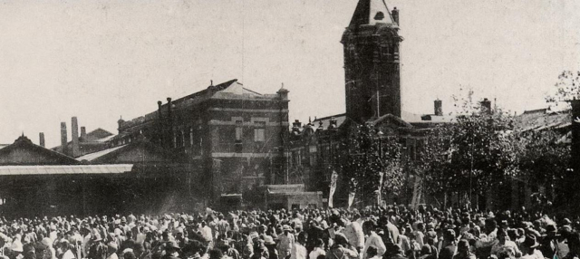 1945년 해방 직후 부산항 부산세관 앞에서 귀환 동포들이 모여 있는 모습입니더. 부산시 제공