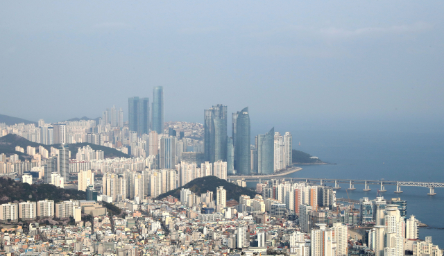 1일 오후 부산 남구 황령산에서 바라본 해운대 쪽 하늘이 맑은 모습을 보이고 있다. 정대현 기자 jhyun@