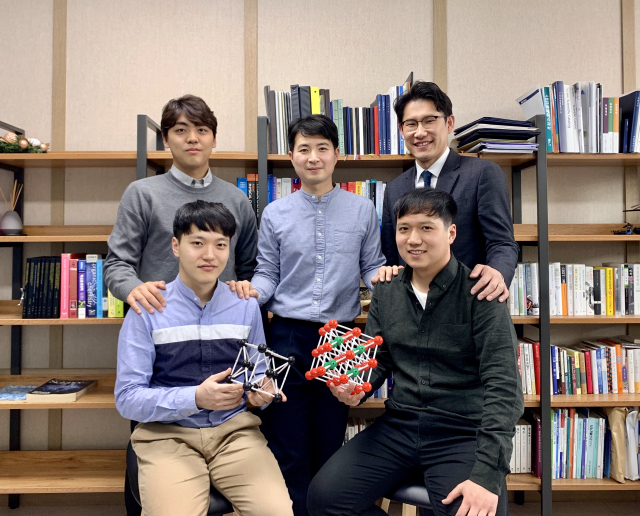 기초과학연구원(IBS) 나노입자연구단 박정원 연구위원(서울대 화학생물공학부 교수)은 3일 호주 모나쉬대, 미국 로런스버클리국립연구소(LBNL) 연구팀과 함께 나노입자의 '3차원 증명사진'을 촬영할 수 있는 기술을 개발했다고 밝혔다.이번 연구를 이끈 IBS 나노입자 연구단 연구진(뒷줄 맨 오른쪽 박정원 IBS 나노입자 연구단 연구위원 겸 공동 교신저자). IBS 제공