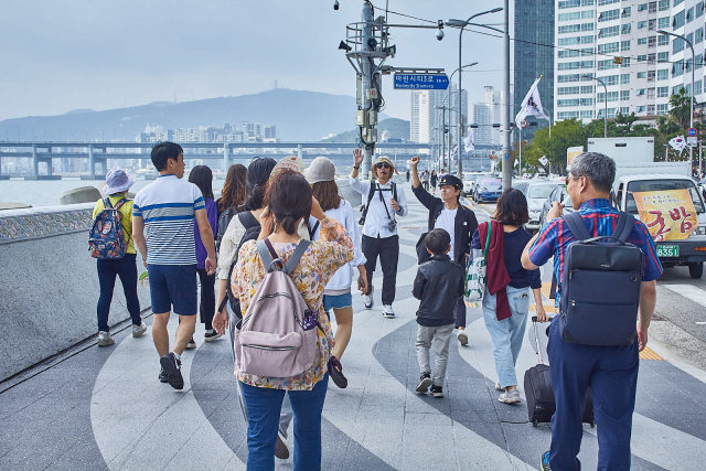 부산시가 올해 도보여행 프로그램인 ‘걷기 좋은 부산, 워킹투어’의 콘텐츠를 대폭 강화한다. 지난해 실시된 워킹투어 모습. 부산시 제공