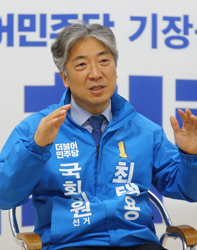 더불어민주당 최택용 후보가 “기장군이 생활·경제 공동체가 되기 위해서는 기장선, 정관선 유치가 반드시 필요하다”며 자신의 대표 공약을 설명하고 있다. 정종회 기자 jjh@