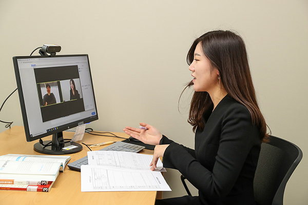 동아대 진로개발센터 연구원이 학생과 실시간 온라인 진로상담을 하고 있다. 동아대학교 제공.