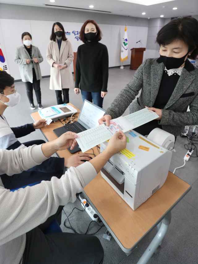 부산시선관위는 최근 연제구청 대회의실에서 사전투표 모의시험을 진행했다. 부산일보DB