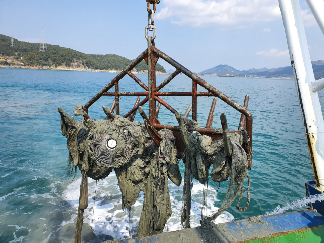바닷속 침적되어 있는 해양폐기물을 수거하고 있다. 해양환경공단 제공