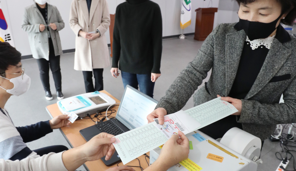 [영상] 투표소 입장 때 마스크, 타인과 1m 간격 유지