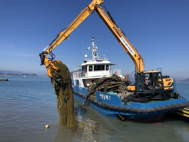 ‘어항남해1호’가 충도항에서 침적 폐기물을 수거하는 모습. 어촌어항공단 제공