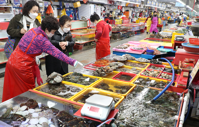 자갈치 시장이 두 달간의 리모델링을 마치고 오는 7일 다시 문을 연다. 자갈치시장 모습. 부산일보DB