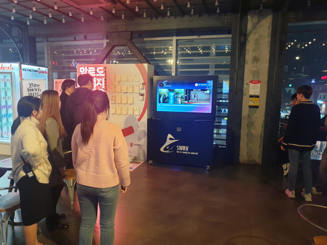 CGV 서울 홍대점에 설치된 스월브의 ‘더춤’ 모습. 부산창조경제혁신센터 제공