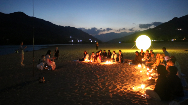 하동군 악양면 섬진강 백사장에서 열리는 ‘평사리 달마중 ’ 프로그램. 하동군 제공