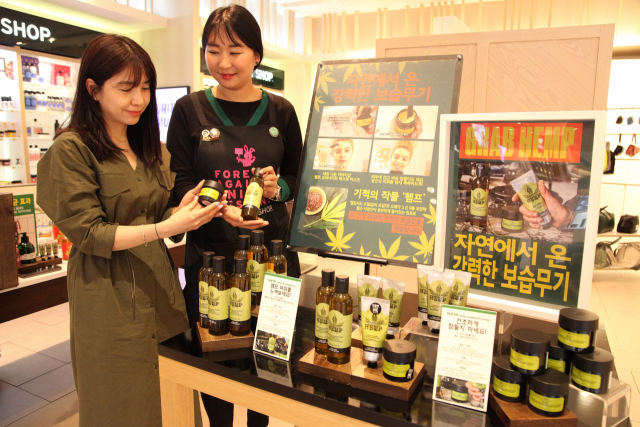 환절기 건조한 피부관리를 위한 ‘홈 스파’ 제품이 인기다. 사진은 더 바디샵의 햄프 오버나이트 마스크와 햄프 샤워 오일. 신세계센텀 제공