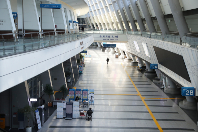 부산 마이스 산업의 메카인 벡스코 제1전시장 내부(왼쪽)와 야외 주차장이 3~5월 무더기 행사 취소로 텅텅 비어 한산한 모습을 보이고 있다. 정종회 기자 jjh@