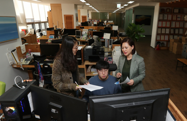 휴직에 들어간 (주)리컨벤션 사무실에 일부 임직원만 출근해 하반기 행사를 논의하고 있다. 정대현 기자 jhyun@