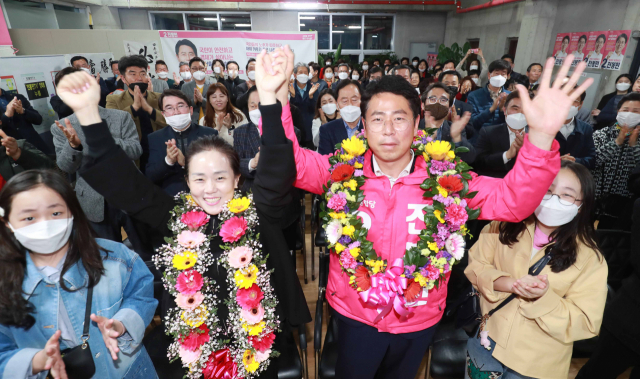 미래통합당 수영 전봉민 후보가 15일 오후 선거사무실에서 ‘당선 유력’ 소식에 아내와 손을 들어 보이며 기뻐하고 있다. 김경현 기자 view@
