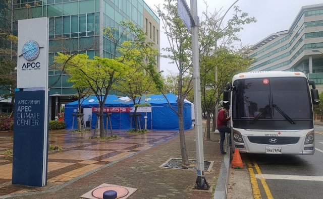 17일 해운대 센텀시티 APEC기후센터(APCC) 앞에 마련된 헌혈차량에서 직원들이 헌혈을 하고 있다.