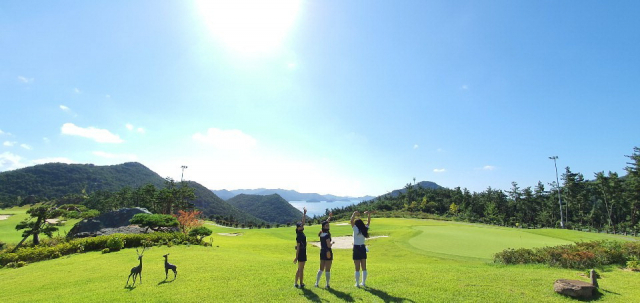 부산·경남의 향토기업인 (주)동원개발그룹 자회사인 통영동원로얄컨트리클럽＆리조트는 한려수도의 절경 속에서 4계절 명품 골프와 힐링, 관광을 함께 즐길 수 있는 곳으로 인기 높다. 아래 작은 사진은 동원리조트 야경. 부산일보DB