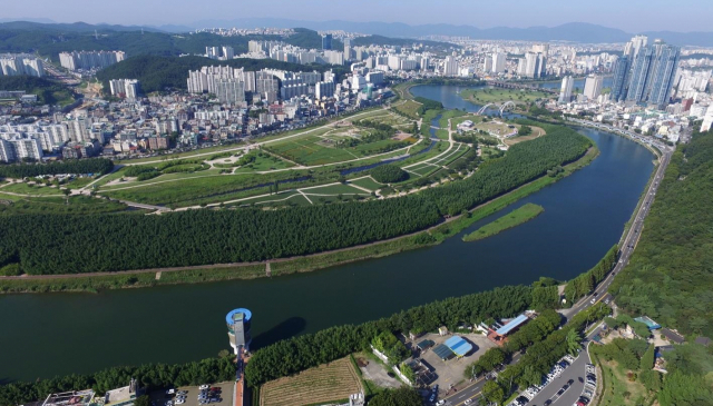 태화강 국가정원과 주변 시가지. 울산시 제공