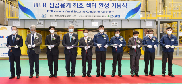 정병선 과학기술정보통신부 제1차관이 20일 오후 울산시 현대중공업 12공장에서 열린 '국제핵융합실험로(ITER) 진공용기 최초 섹터 완성 기념식'에서 관계자들과 테이프 커팅식을 하고 있다. 사진 왼쪽 네 번째부터 이경수 전 국제핵융합실험로(ITER) 국제기구 부총장, 정병선 차관, 한영석 현대중공업 사장. 과기정통부 제공