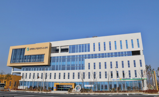 김해시는 김해산업진흥의생명융합재단과 공동으로 추진중인 지역 미래산업을 선도할 ‘2020 김해형 강소기업’ 참여기업을 모집한다.사진은 김해산업진흥의생명융합재단 내 중소기업비즈니스센터 전경.김해시 제공