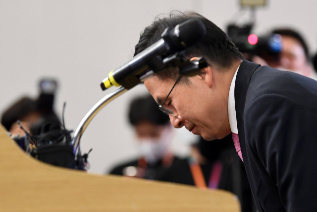 미래통합당 황교안 대표가 제21대 총선일인 2020년 4월 15일 국회도서관 강당에 마련된 미래통합당-미래한국당 개표상황실에서 총선 참패와 관련, 당대표직 사퇴를 밝히고 있다. 연합뉴스