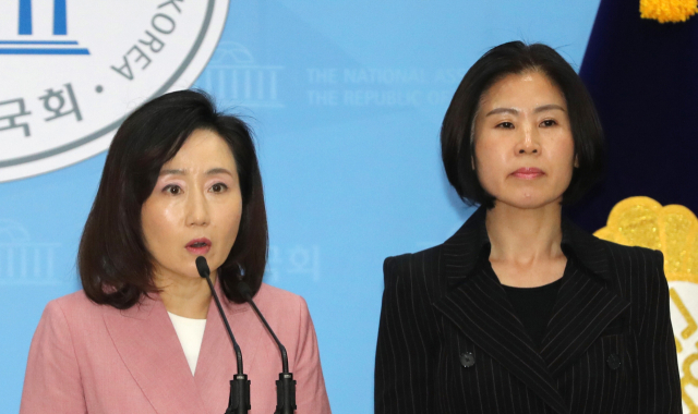 전주혜(왼쪽) 미래한국당 당선인과 김미애 미래통합당 당선인이 26일 오후 서울 여의도 국회 소통관에서 더불어민주당 성추문 규탄 기자회견을 하고 있다. 연합뉴스