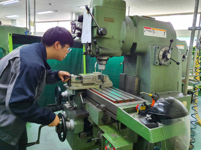 공업계고 실습실 전경. 특성화·마이스터고 등 직업계고 학생들은 학내 실습실이나 산업체 현장에서 금속 용접, 절삭, 납땜 등 작업을 실습해 다양한 유해 물질에 노출되고 있다. 한국산업안전보건공단 제공