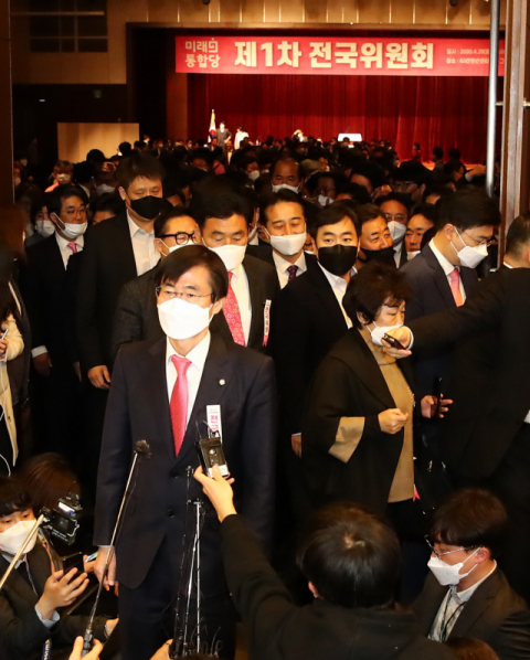 미래통합당 조경태 최고위원이 지난달 28일 서울 여의도 63스퀘어에서 열린 당 상임전국위원회에서 취재진 질문에 답하고 있다. 김종호 기자 kimjh@