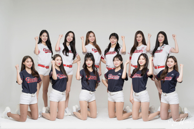 4명의 새 식구를 영입한 롯데 자이언츠 치어리딩팀이 롯데의 선전을 기원하며 파이팅을 외치고 있다. 롯데 자이언츠 제공