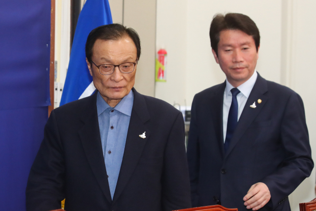 더불어민주당 이해찬 대표, 이인영 원내대표가 29일 오전 국회에서 열린 최고위원회의에 참석하고 있다. 김종호 기자 kimjh@