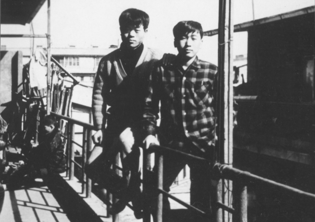 전태일은 한국 노동 운동의 상징이다. 1968년 서울 중부시장에서의 전태일(왼쪽) 열사. 왼쪽 사진은 올해 전태일 50주기를 맞아 전국 11개 출판사가 그를 조명하기 위해 뜻을 모아 출간한 열한 권의 책. 한티재 제공