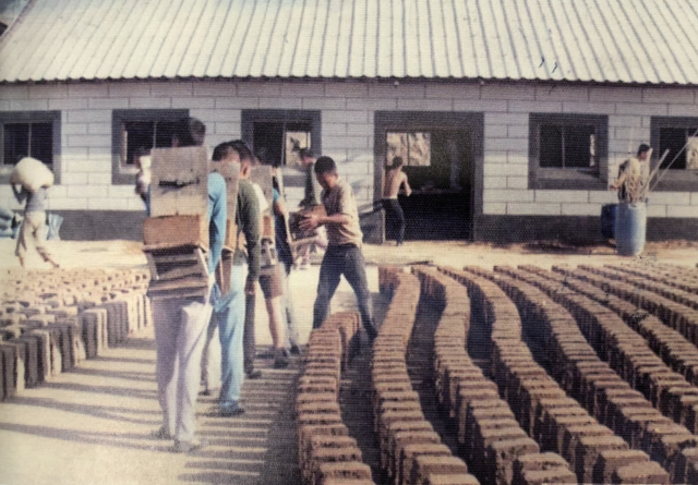 교회당을 짓기 위해 흙벽돌을 찍어 나르는 아이들. 형제복지원 운영자료집