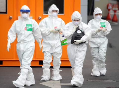 지난달 19일 대구시 중구 계명대학교 대구동산병원에서 의료진이 신종 코로나바이러스 감염증(코로나19) 환자들이 입원한 병동으로 교대 근무를 위해 들어가고 있다. 연합뉴스