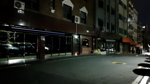 지난달 30일 자정께 부산 서구 충무동 성매매 집결지 ‘완월동’거리. 업소들이 불을 끈 채 거의 영업을 하지 않고 있었다.