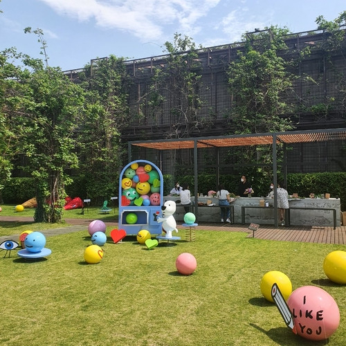 서울 강남구 삼성동 현대백화점 무역센터점 11층 하늘정원 '흰디 파크' 전경.현대백화점 제공