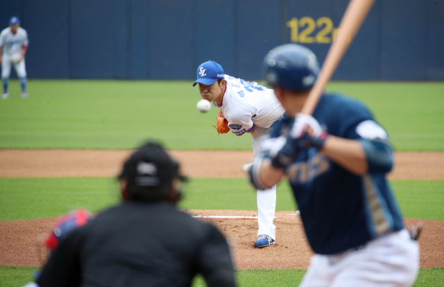 2020 프로야구 개막일인 5일 오후 대구 삼성라이온즈파크에서 열린 프로야구 NC 다이노스와 삼성 라이온즈의 경기. 1회 초 삼성 선발투수 백정현이 역투하고 있다. 연합뉴스