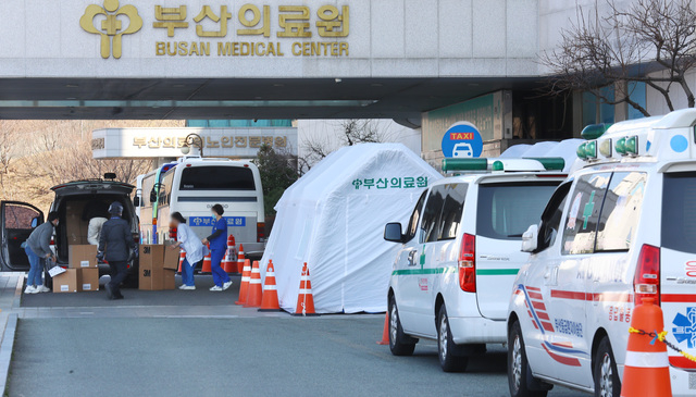 발열환자용 마스크 옮기는 부산의료원 코로나19 감염병전담병원인 부산의료원에서 의료진들이 발열환자와 의료진을 위한 마스크를 건물 내로 옮기고 있다. 정종회 기자 jjh@