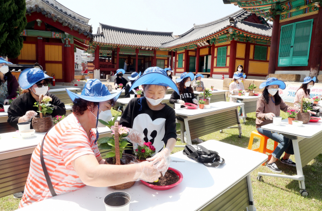 어버이날을 이틀 앞둔 6일 오후 부산 동래구 동래부 동헌에서 평생학습 수강생들이 카네이션을 만들고 있다. 동래구는 코로나19로 인해 어려움을 겪는 지역 원예업계 활성화를 위해 평생학습 ‘날개’ 프로젝트인 ‘플라워 아트’ 과정을 운영하고 있다. 강원태 기자 wkang@