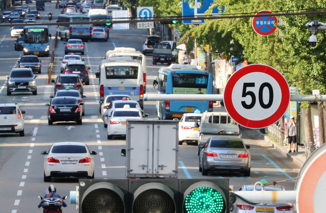 자동차전용도로를 제외한 도심부 제한속도를 시속 50km 이하, 이면도로는 30km로 규정하는 5030 정책의 내달 전면 시행을 앞두고 16일 오후 부산 동구 범일동 부산진시장 앞 범일로에 제한속도 50km를 알리는 표지판이 붙어있다. 부산일보DB